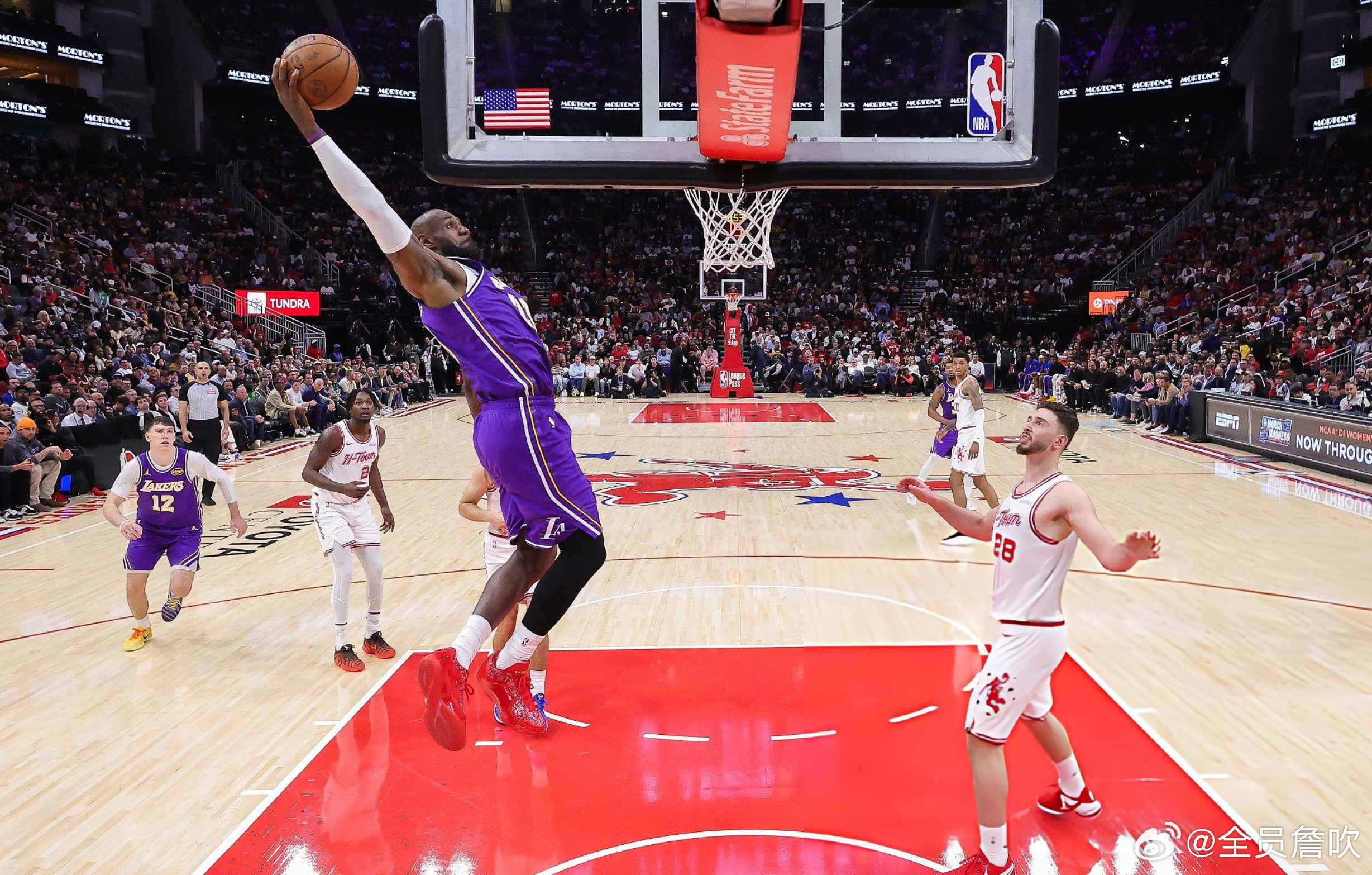 41岁，重现后仰扣篮。詹姆斯湖人双杀火箭