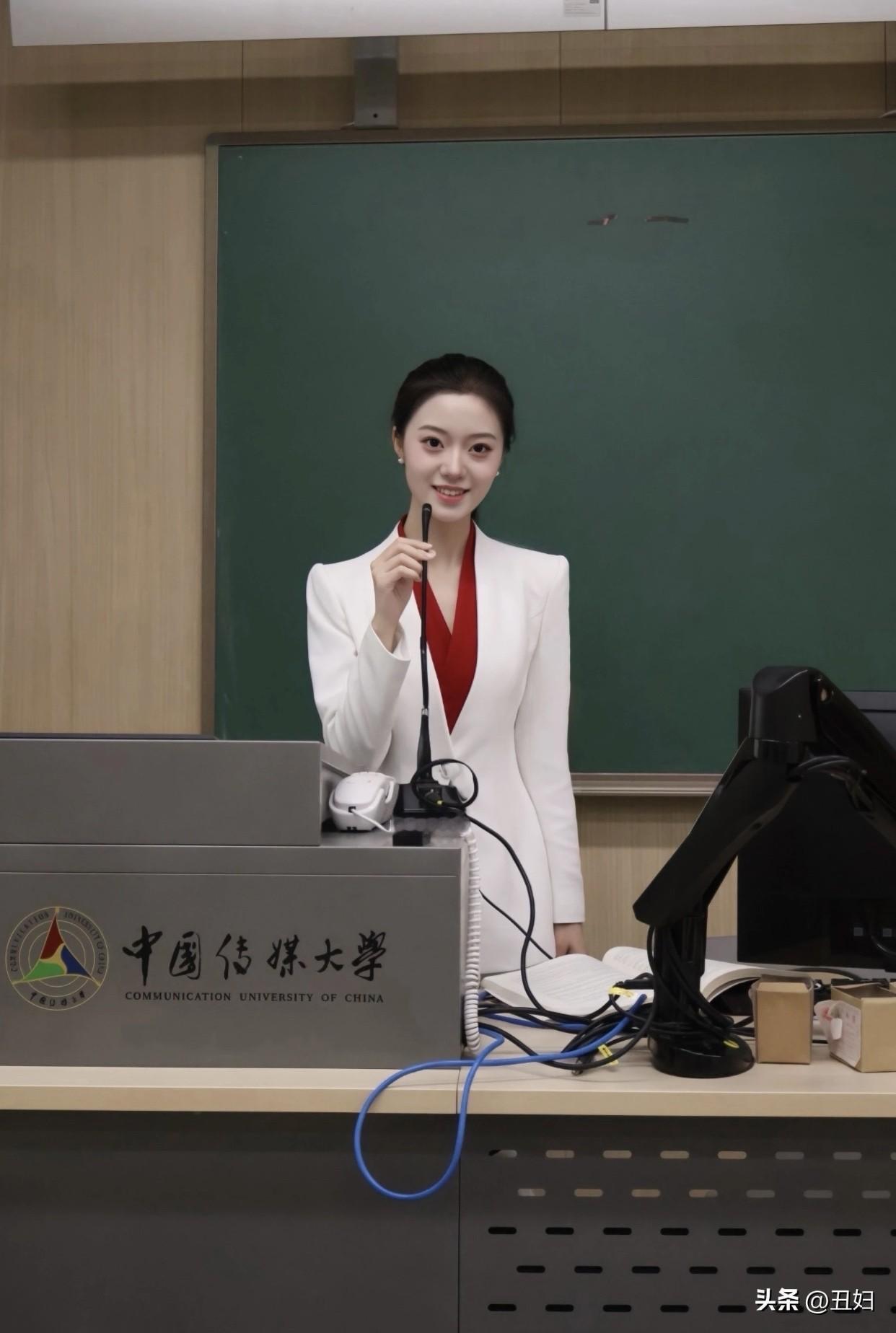 课堂上的女神老师，专业又迷人！