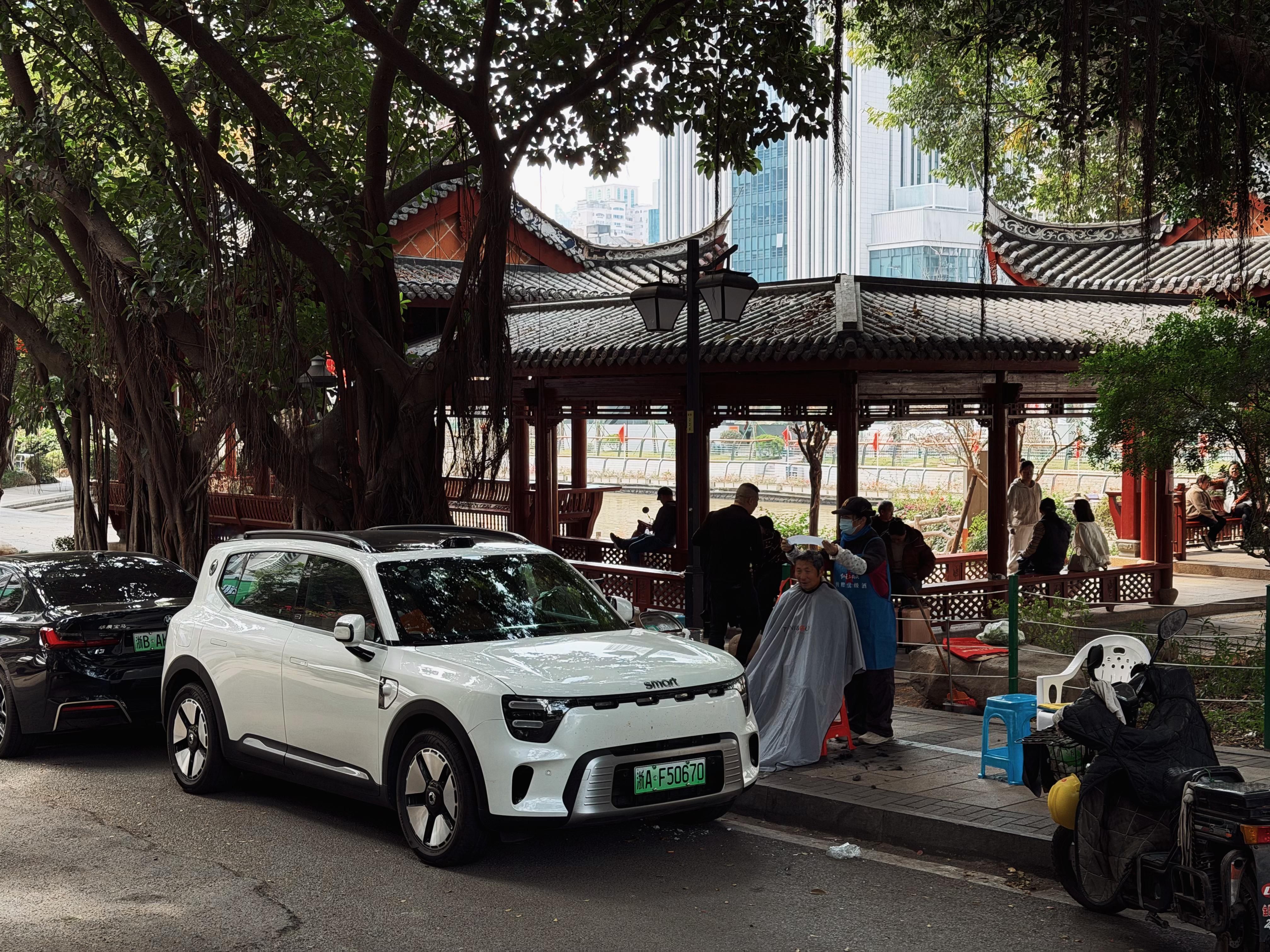 路边6元快剪的阿姨问我：你们要回去了吗？我说：我们刚来。阿姨说：欢迎你来，那么远