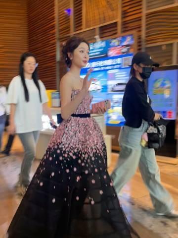 吴宣仪裙子上好多花吴宣仪粉花裸肩裙 吴宣仪粉花裸肩裙 