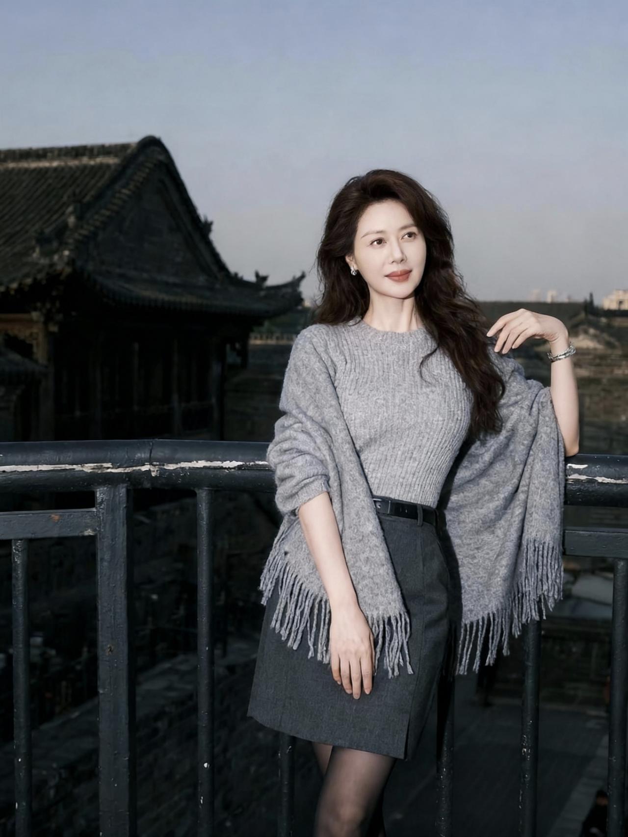 楼阁倚栏思悠远，古韵犹存心自闲。