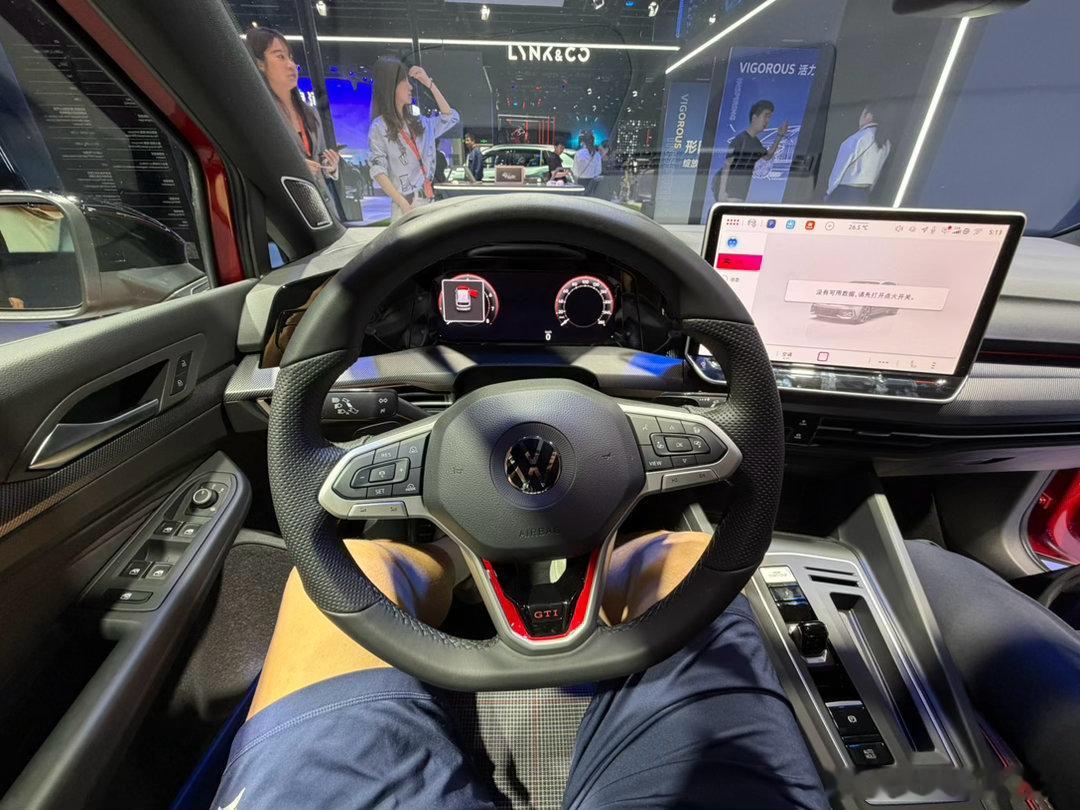 2026北京车展 大众展台，高尔夫GTI。这车看完我特别感慨，感慨时间过得真快，