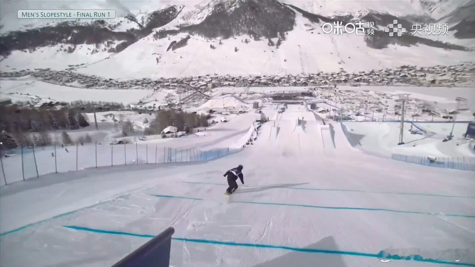 苏翊鸣完成22岁第一滑  苏翊鸣顺利完成决赛第一滑，动作规范、落地稳健，稳中求进