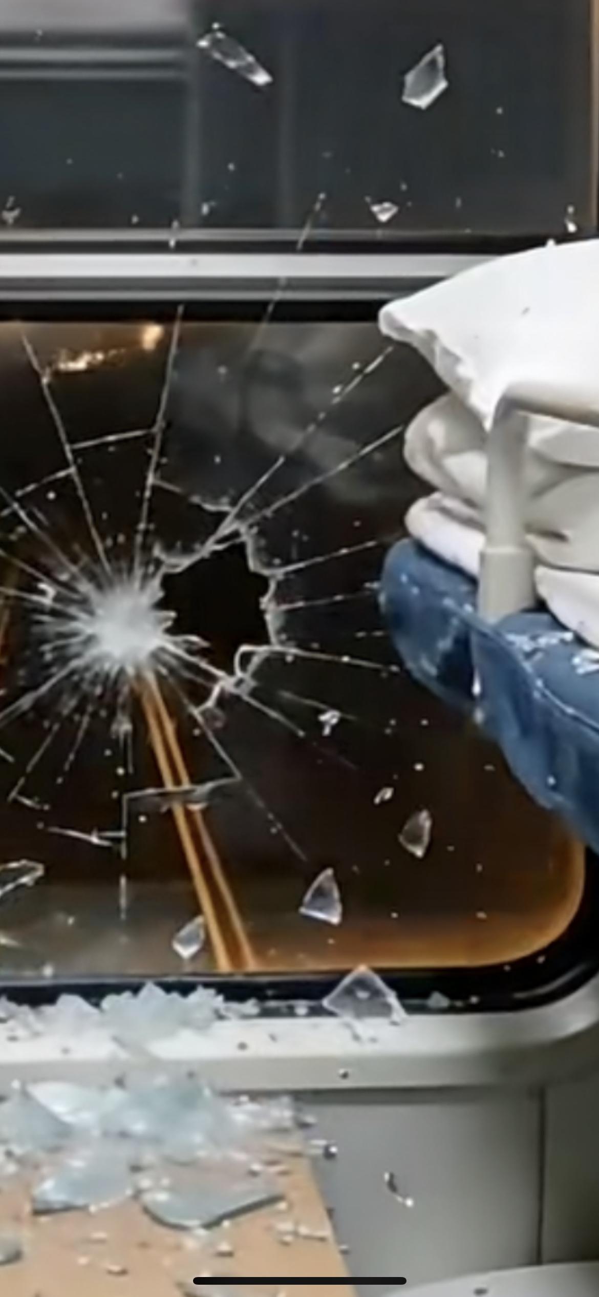 3月2日，北京西开往昆明的Z53次列车，在疾驰中突然发生车窗爆裂，卧铺枕头撒满破