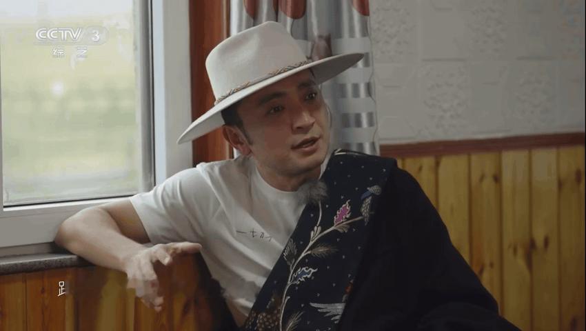尼格买提录节目哭了听小尼讲这段告别故事狠狠共情，我每次离家，我妈总要站在门口望着