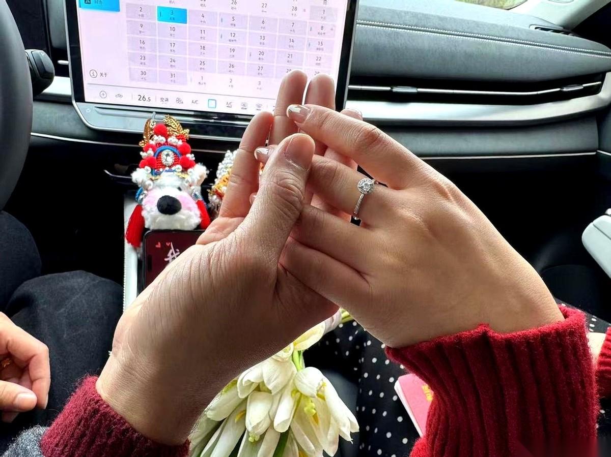 讲讲这届爷爷奶奶最隐秘的“软肋”。
那就是家里那个说话还不利索的小祖宗。
明明累