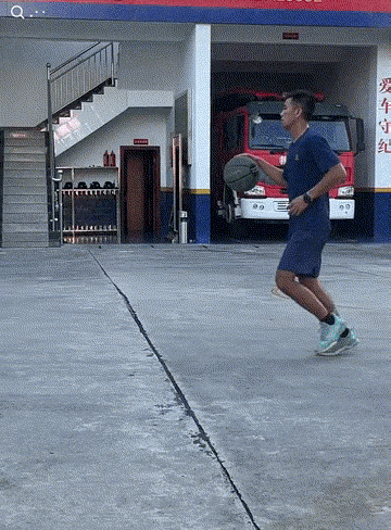 单说技术不谈，这些同志们的体力都得高出我们普通人一大截吧？ 