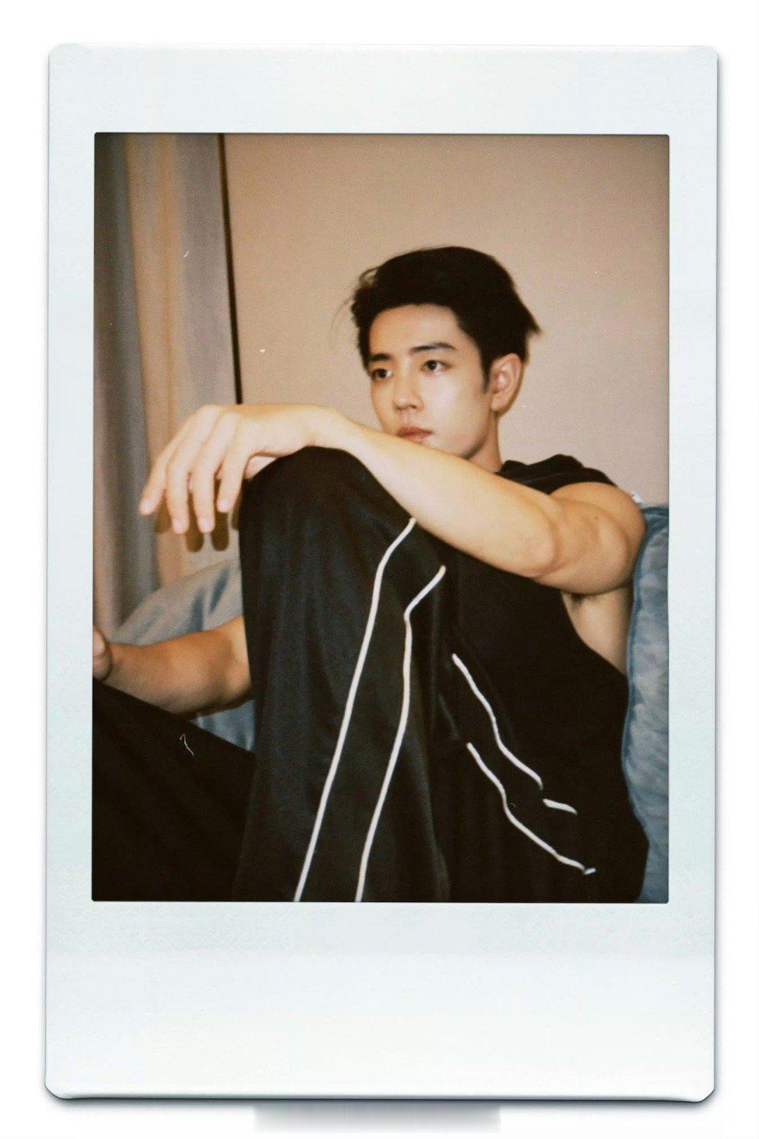 肖战拍立得照真是麻雀吃了蟋蟀，雀食帅啊！！