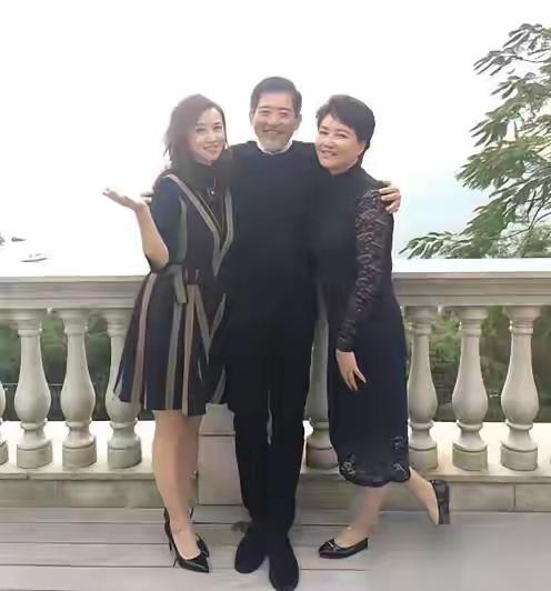 我敢说，能认出中间这个大叔，应该不会多，一眼就能认出来的，绝对不多。