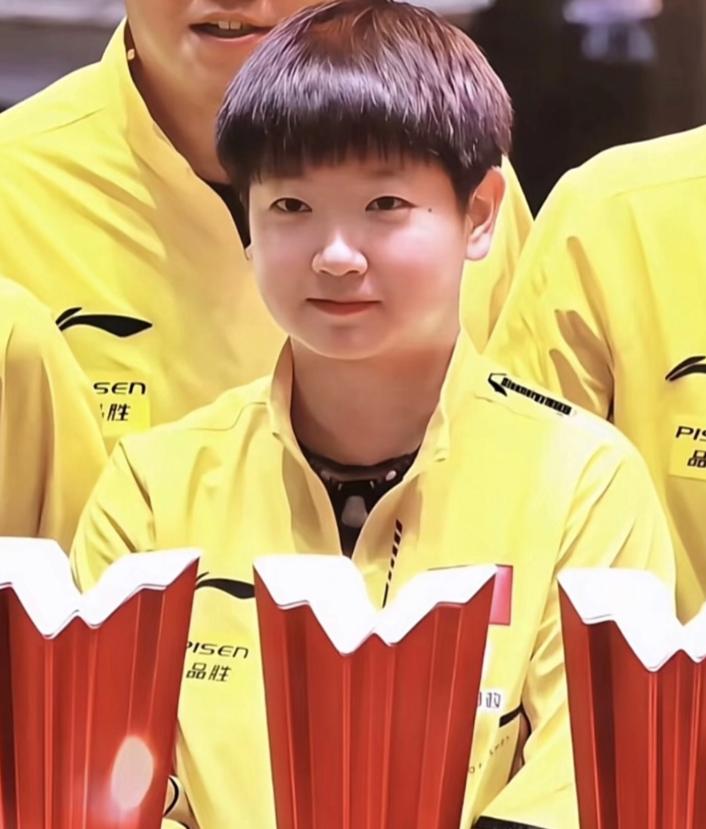 仔细看孙颖莎的长相，越发觉得奇怪！
不是她长的不好看，也不是她眼睛大。而是因为她