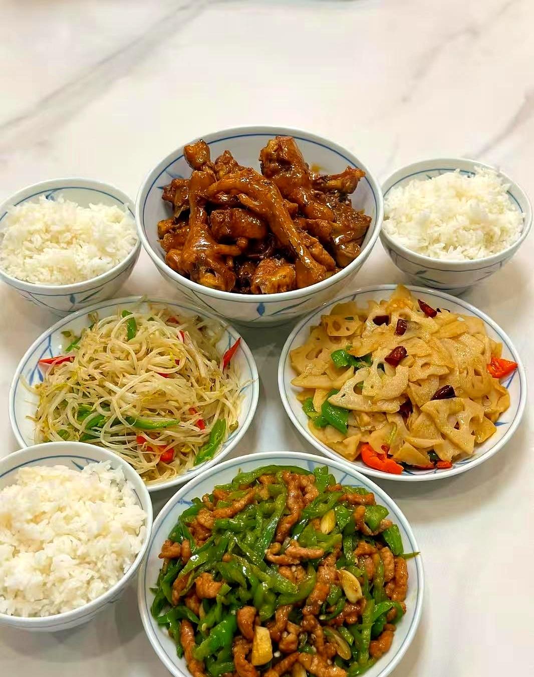 儿媳每次来吃饭都自带一包一次性碗筷，这事儿你们能忍吗？
我真是越看越别扭，心里跟