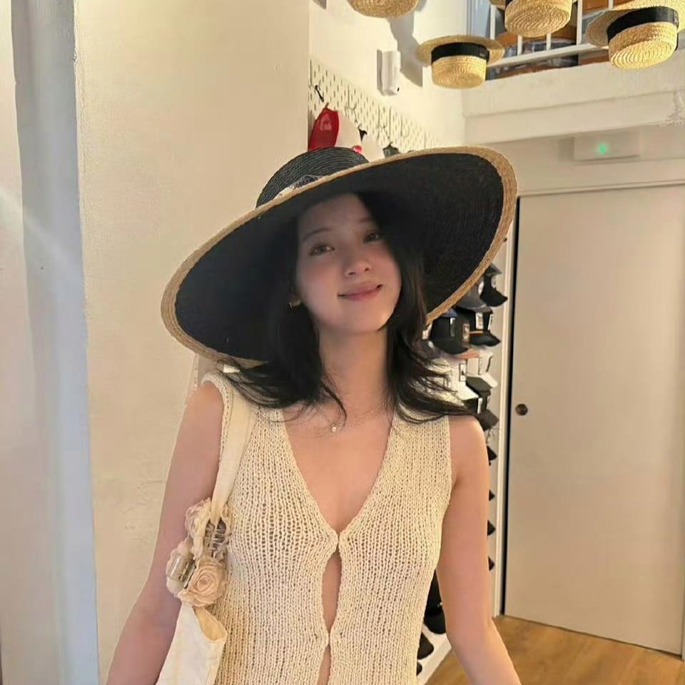 欧阳娜娜这衣服是不是小了一码？ ​​​