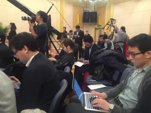 全是套路！俄乌1000人对等换俘，根本不是人道主义！ 当地时间5月8日，泽连斯基