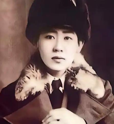 1924年，59岁的养父，爬上了18岁的川岛芳子的床，面对这个养育了她12年的男