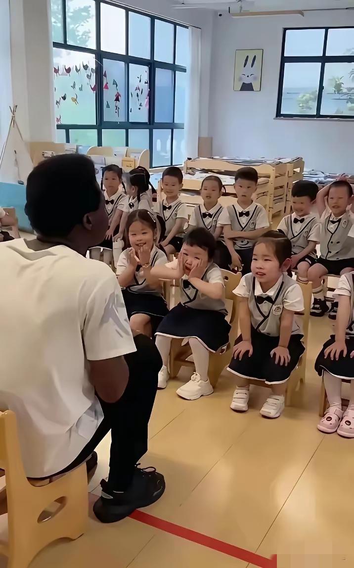 家长集体要求开除非洲外教？“纯粹中国人”的担忧，方向跑偏了！
 
家长怕孩子受外