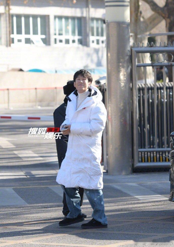 于洋这可是央视 在央视那么正式的场合，还能保持那份独特的松弛感，谈吐自如，状态极