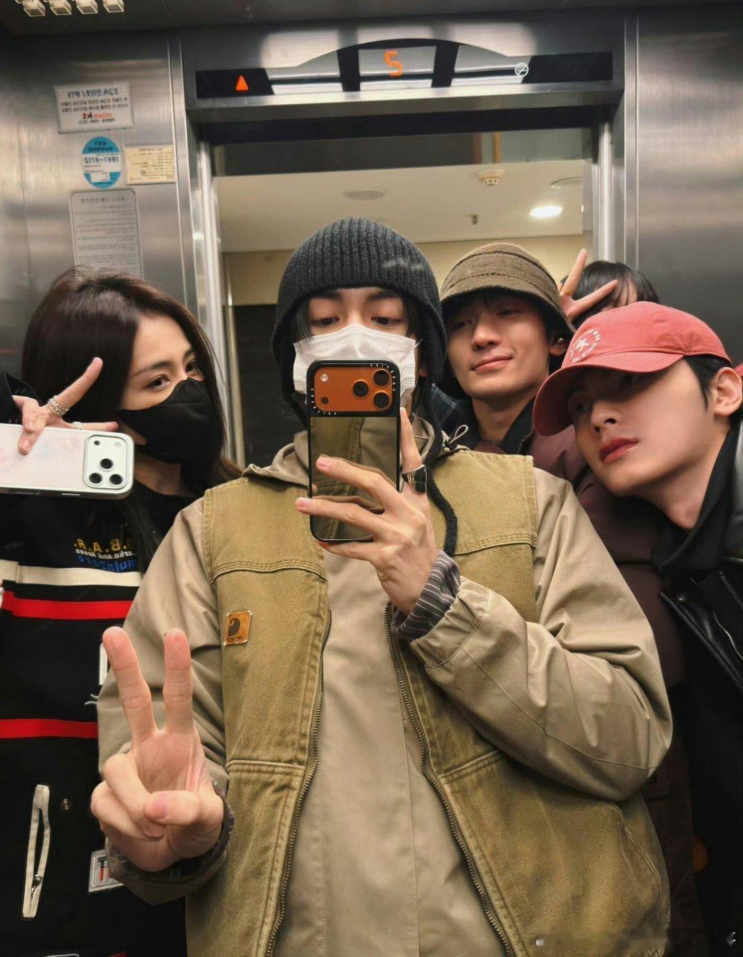 白鹿、曾舜晞、梁永棋、陈鹤一 韩国游客照，看起来关系好好 