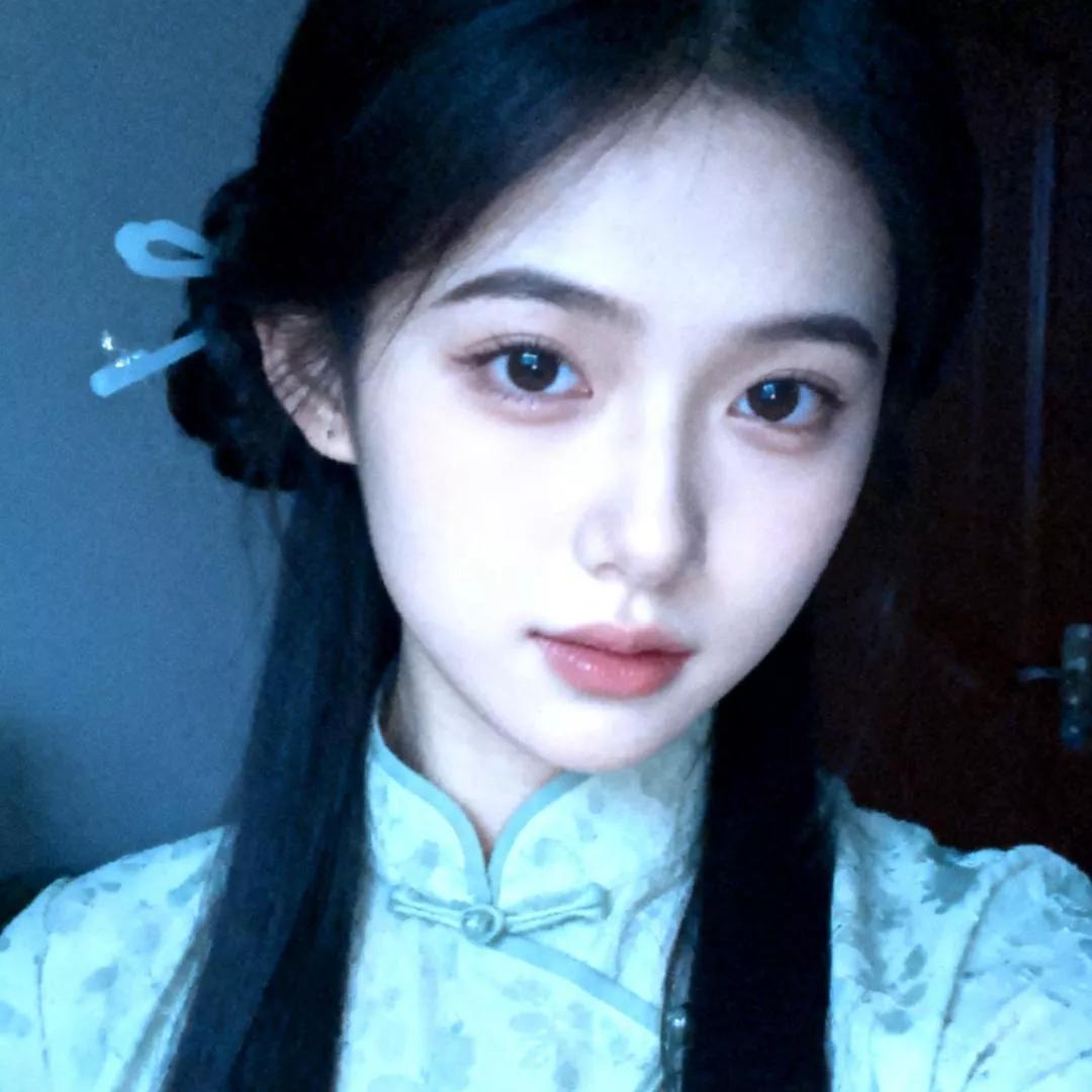 青衫湿处，暗香盈袖。藏在镜里头春 妆满岸 青鸢萦离落 何忧念远梦韶光 绿衣怀人梦