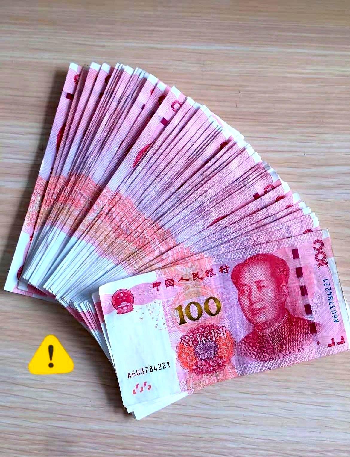 440分，一张薄薄的成绩单，把一个家砸出两条裂缝。
左边，是十万块换一张民办高中