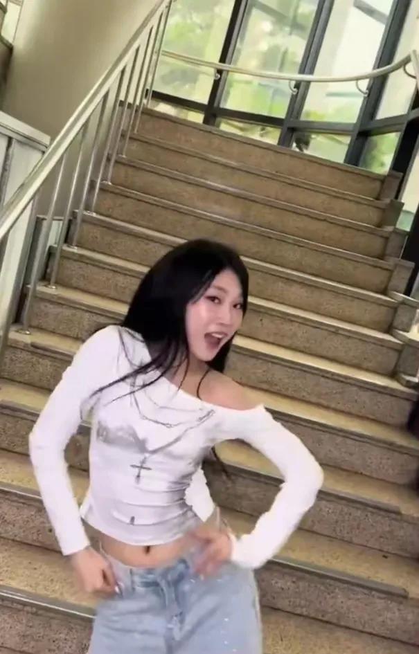 宝子们，小沈阳女儿沈佳润简直惊艳到我啦！她五官精致舒展，皮肤还特别白皙。小时候的
