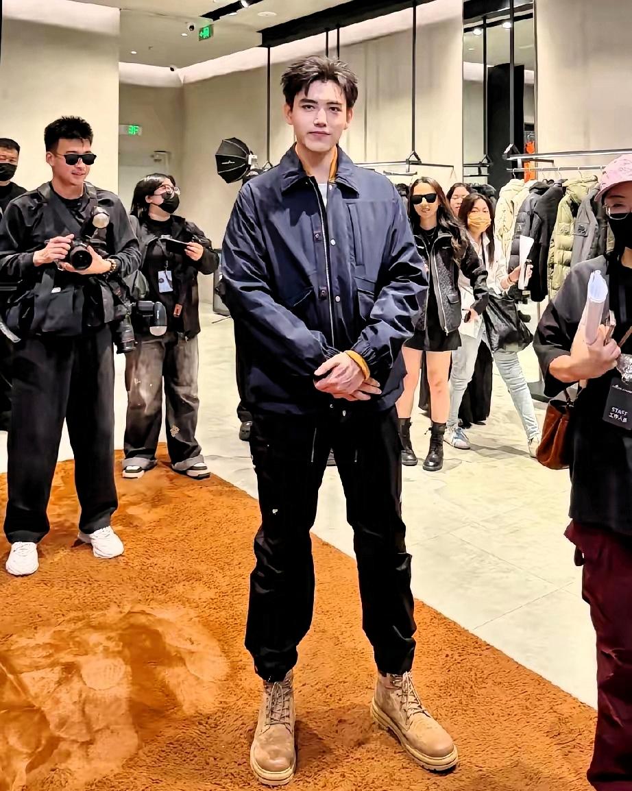 我表哥亲眼见过陈飞宇，
他说了一个实话，
说陈飞宇根本不是电视上看的那样。
他身