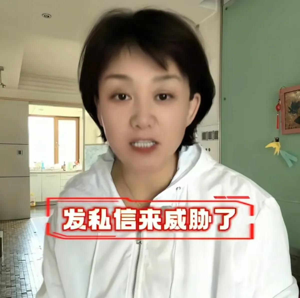 这个女记者叫杨威，抖音粉丝577万。因为转发并制作了漳州龙海区杨梅泡药的视频，一
