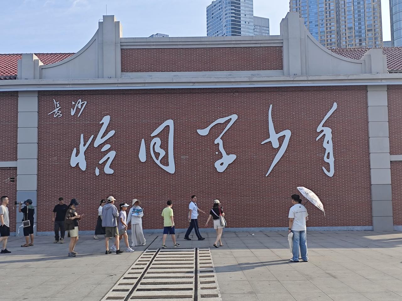 很多老师问，普通中小学教师，评副高一般要多少年。
按湖北政策，中级聘任满5年，才