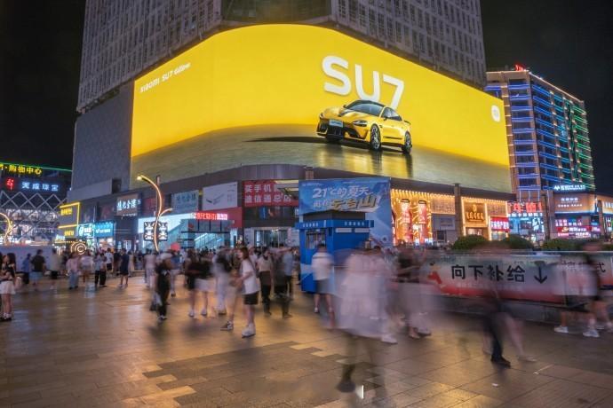 让世界看见中国汽车实力 最近，小米SU7 Ultra悄然点亮全国多地机场商圈广告