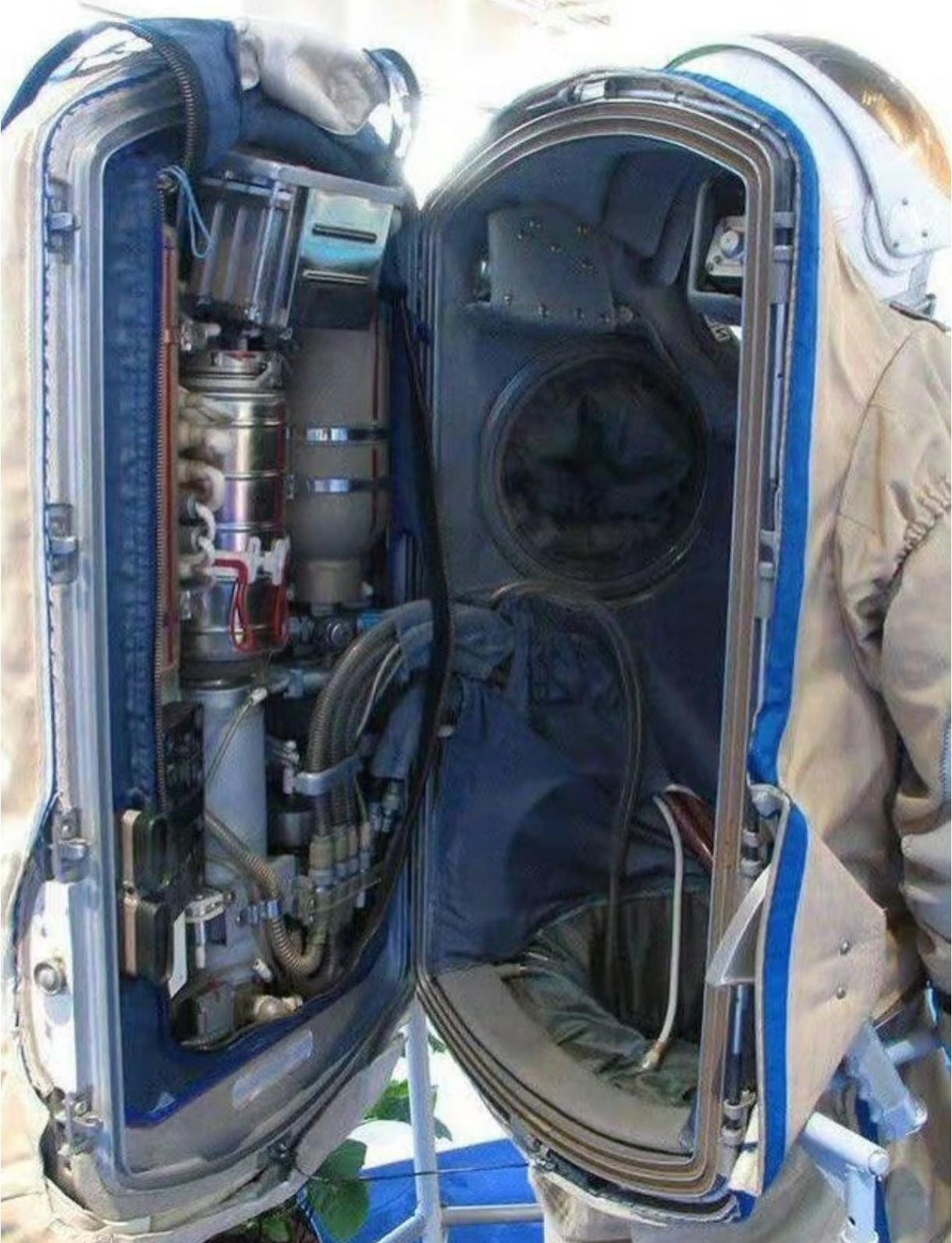 这就是宇航服的内部，贴身层是透气吸汗的棉质内衣，中间层嵌有细如发丝的水冷管，能带