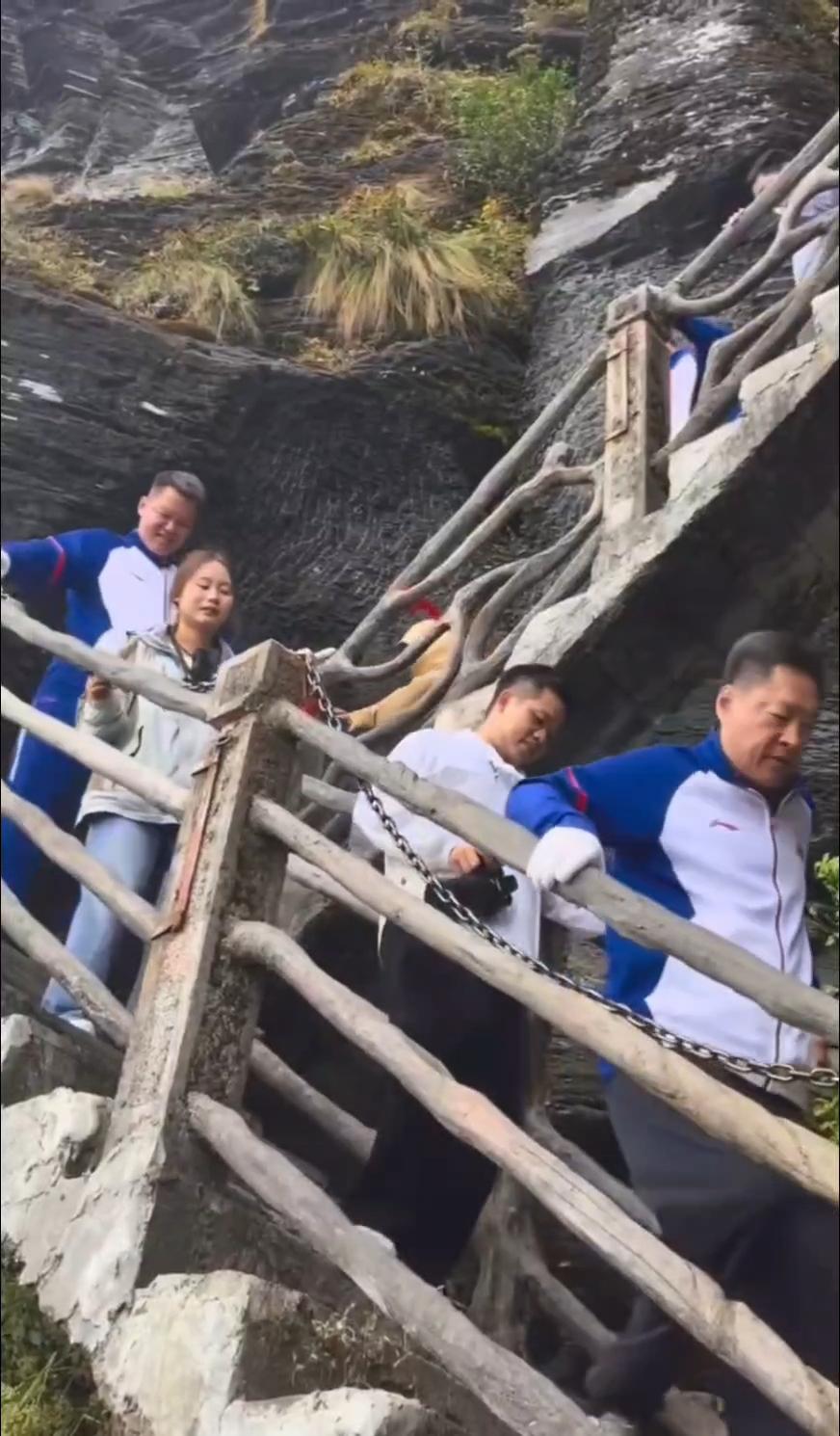 朱芳雨、李春江师徒近日在爬越一座，非常险峻的大山在下山时对众人感叹道：这可真是上
