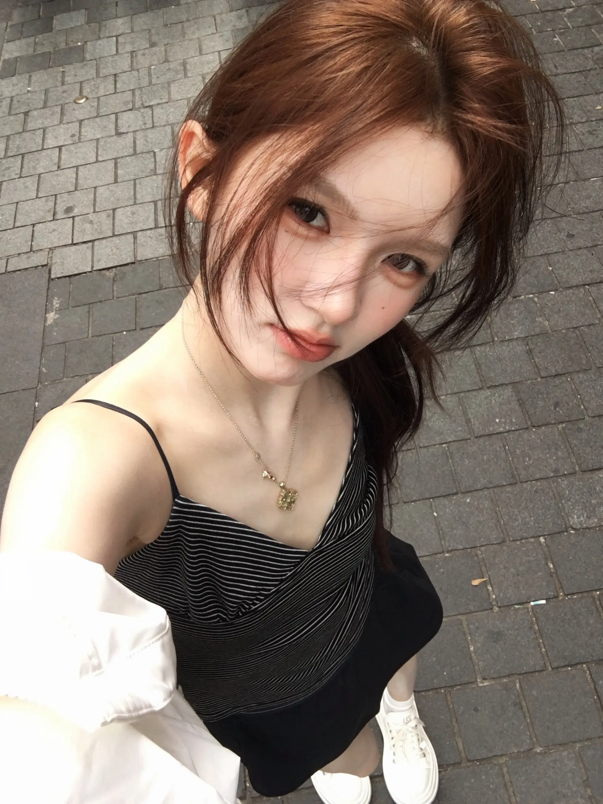 我再也不愿见你在深夜里买醉