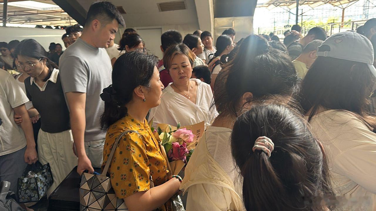 他妈苏州是不是疯了 人山人海 到处你吗是人。 这尼玛 火车站都人满为患。你们来干