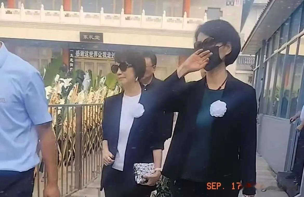 敬一丹追悼会正式举行
众多大咖现身送别，李修平戴黑色口罩，明显哭过，陈铎夫妇也来