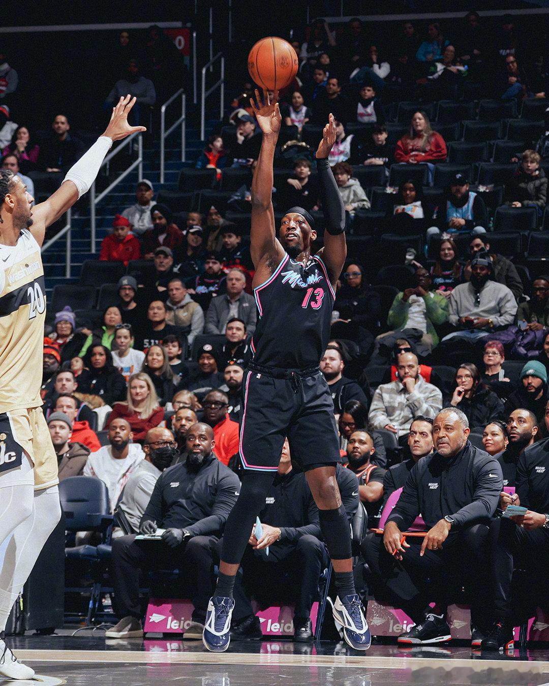 热火打出一波32:8的进攻波将分差拉开到16分热火vs奇才迈阿密热火  cr：迈