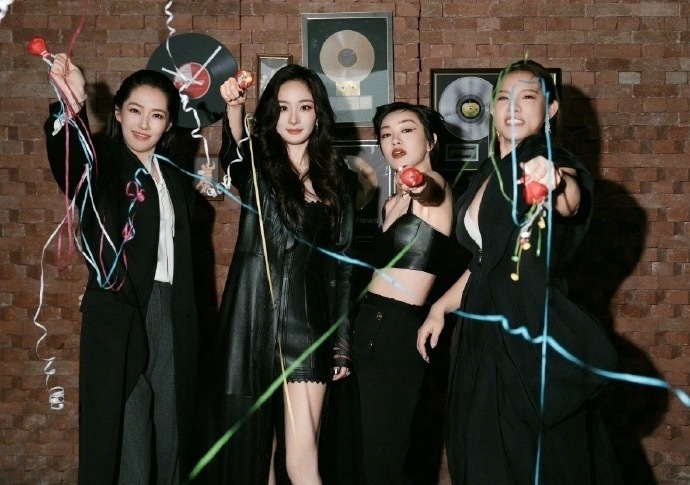 杨幂郭碧婷郭采洁给谢依霖的排面谁的青春DNA狠狠动了！时代姐妹花永远不分家🥹！