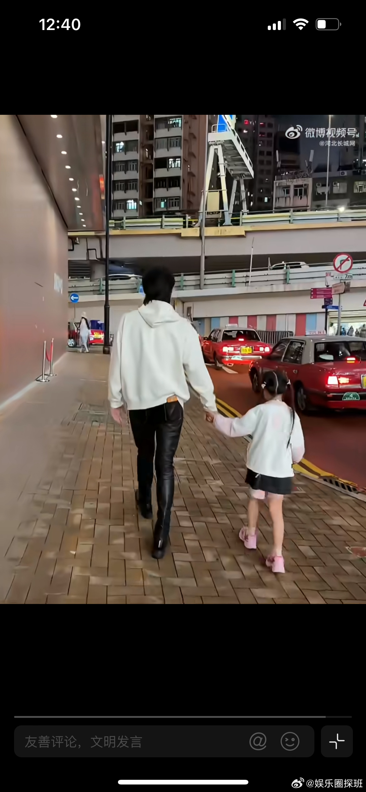 向佐郭碧婷女儿这么大了 网友偶遇向佐郭碧婷带女儿出游，小姑娘的成长状态引发热议。
