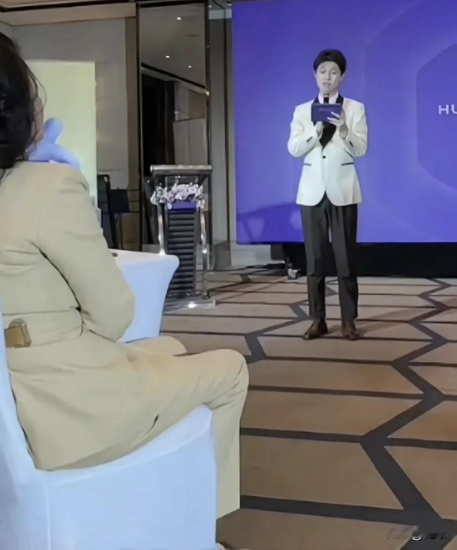 一家子分工明确！
汪小菲两口子带孩子广州游玩，张兰也没有闲着。
2月5日，她去参