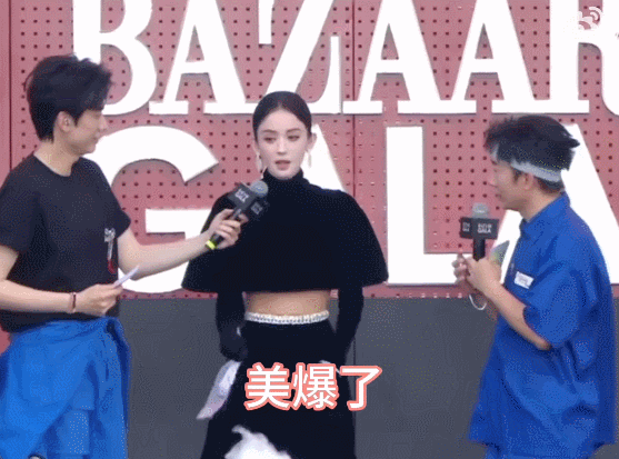 娜扎拿云朵走红毯 娜扎黑色露背长裙搭配云朵包，将神秘优雅与灵动可爱完美结合，在红