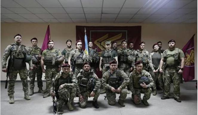 乌克兰陆军司令西尔斯基上将再次抵达巴赫穆特和利曼前线，视察了两个方向的战斗旅阵地