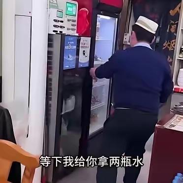 一名女子在北京一饭店吃饭。 因要赶飞机，匆忙离开，忘记买单了。去机场途中，女子想
