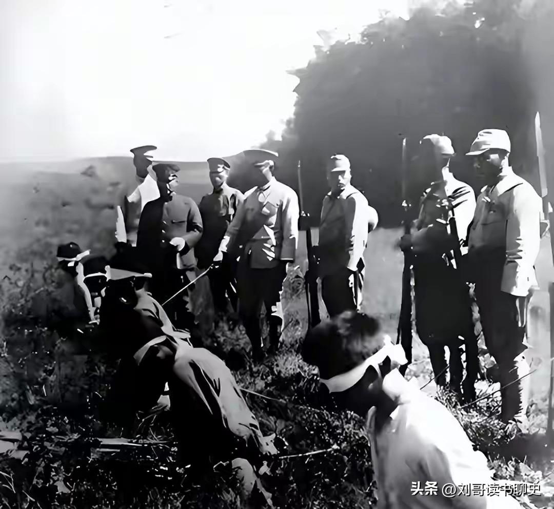 “那人不人鬼不鬼的，叫酒井文雄。当兵前，他是个敲木鱼的和尚。”

1954年，抚