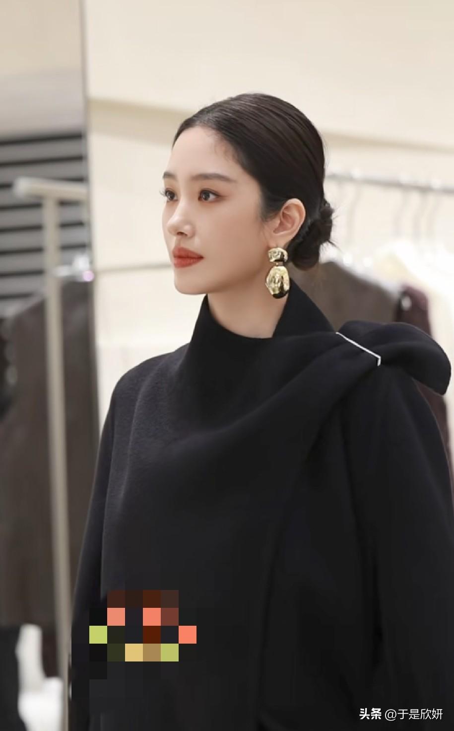 杨采钰现身杭州万象城品牌活动，一身黑衣优雅大气，生图状态惊艳
 
近日，有网友在