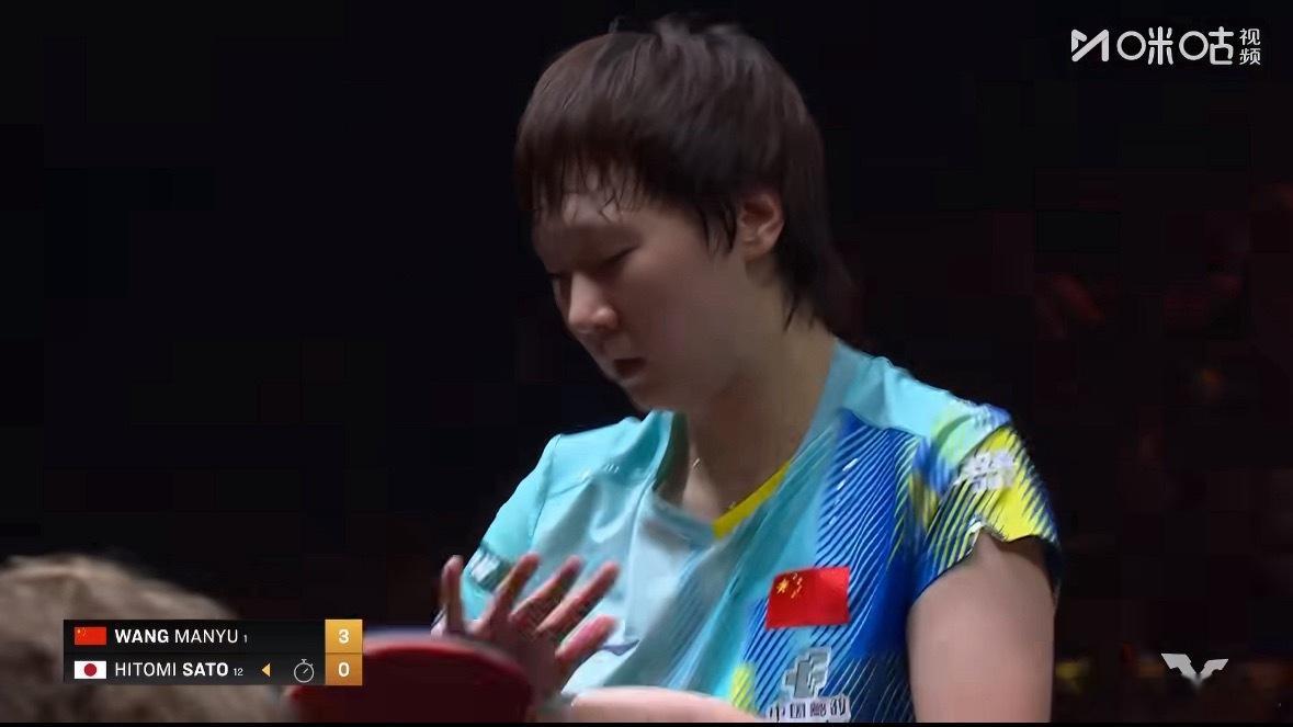 王曼昱vs佐藤瞳，这场比赛王曼昱佐藤瞳轮换发球制，最后王曼昱横扫佐藤瞳。丁宁陈梦