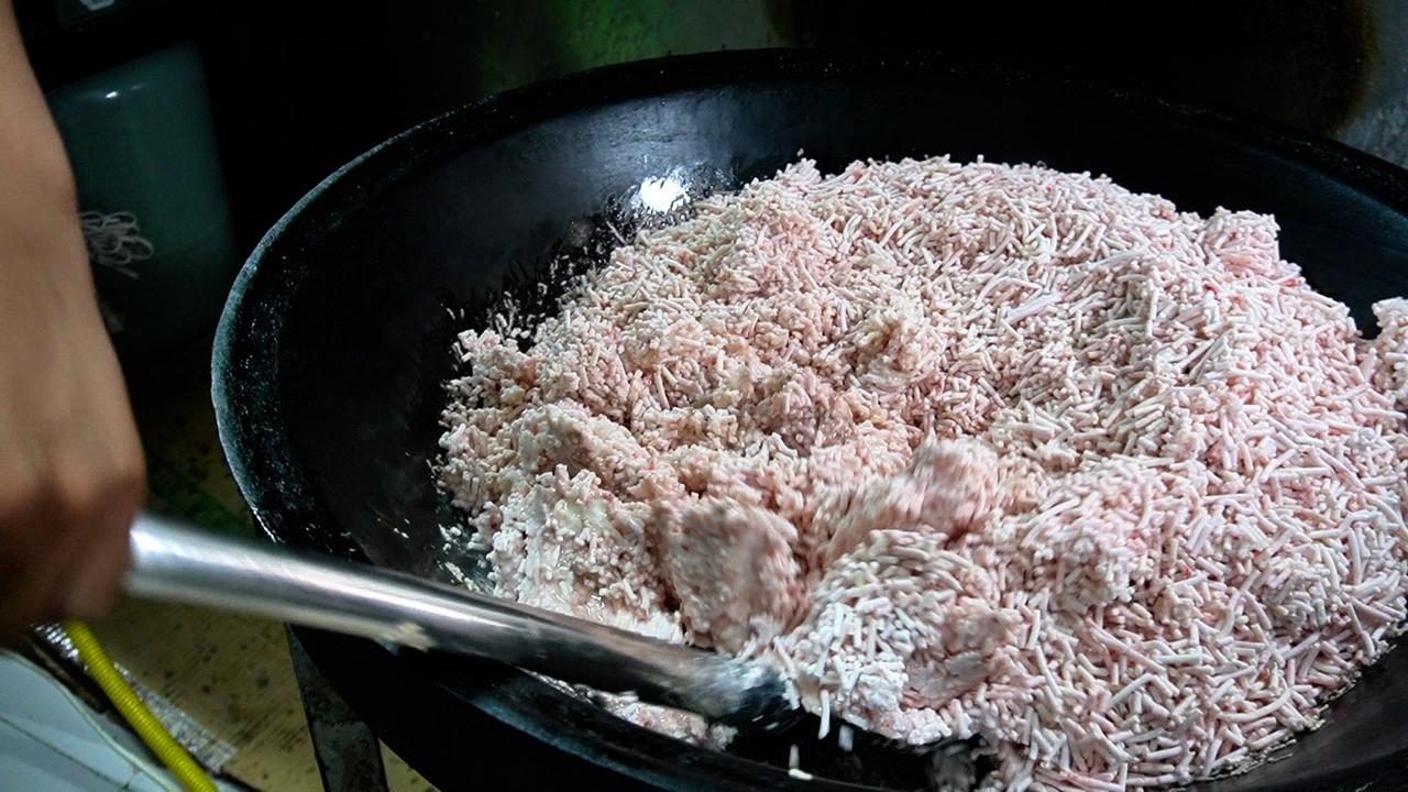河北大名有家任性的小吃店，老板藏着一股子江湖气，招牌就是那碗十块钱的牛肉饸饹撒，