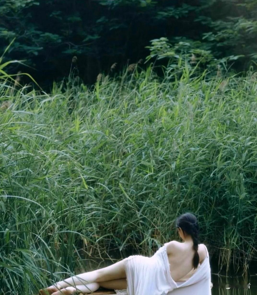 晒图笔记大赛为了拍出这种清润氛围感的意境美照，拍摄写真的这波操作可真的是豁出去了