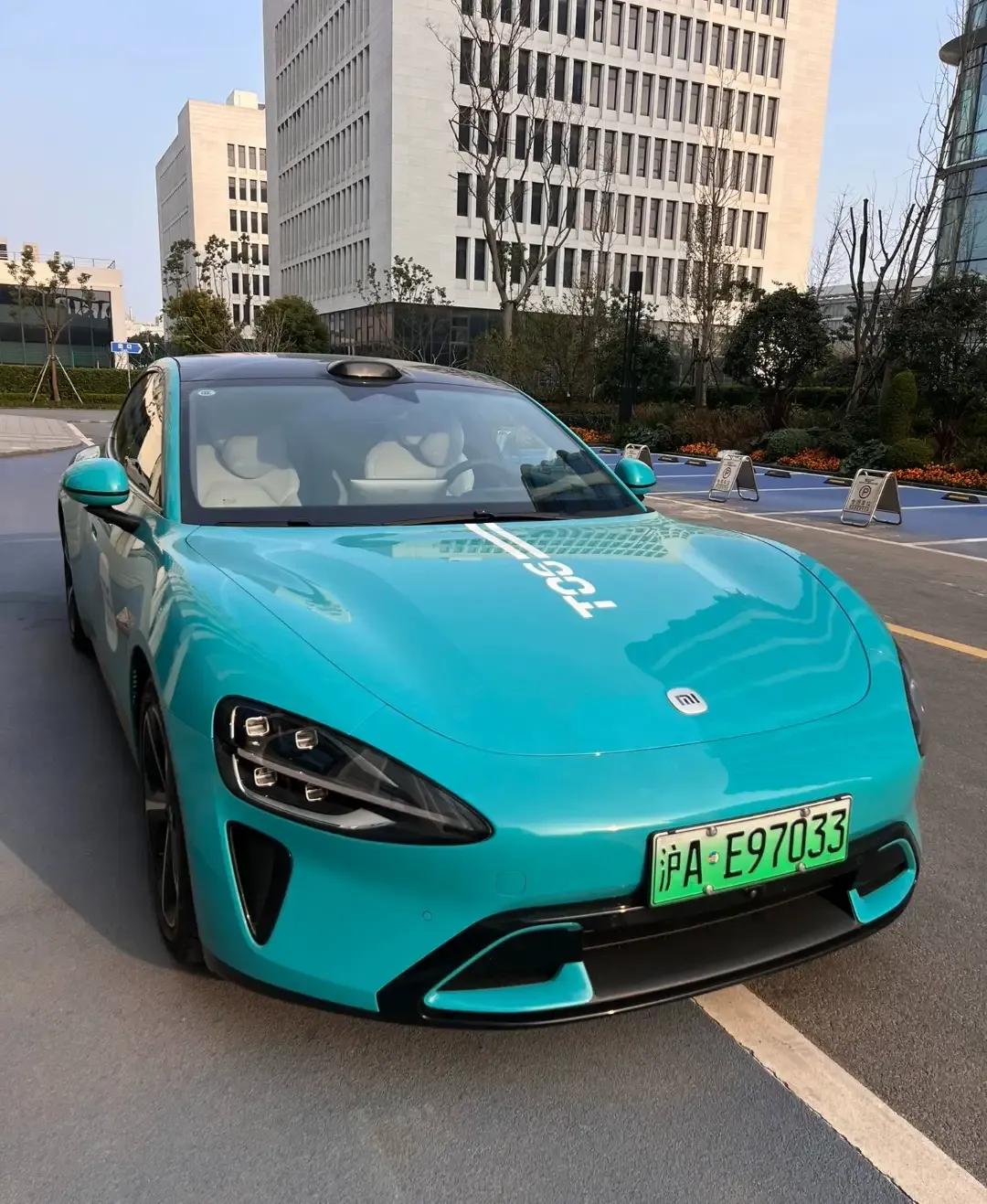 我发现自打小米SU7出来后
气的友商想骂娘了
一台一台的装上板车，
未发先火的热