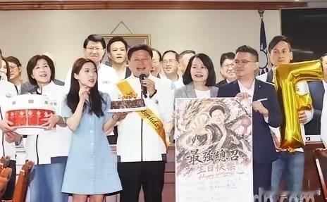 谁能想到，徐巧芯和傅崐萁这对五年前的“死对头”，如今能好得像穿一条裤子？这波反转