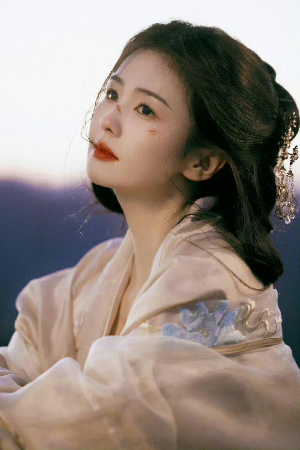 白鹿或将主演莫离  白鹿新剧合作林玉芬导演《莫离》 电视剧《莫离》 