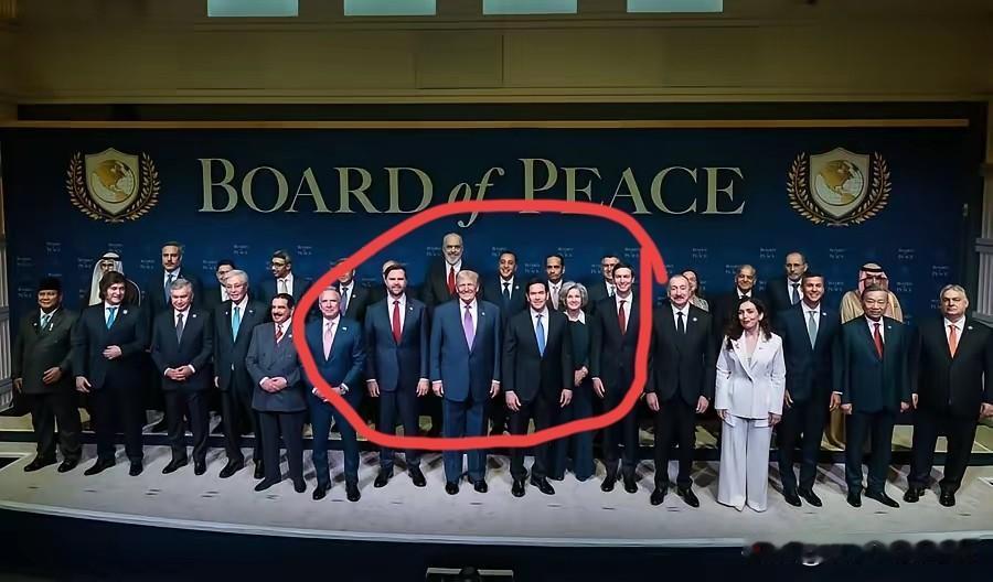 特朗普排座次，表面无脑实则深奥！
表面看——
只顾自己不顾别人。
只顾家人不顾朋