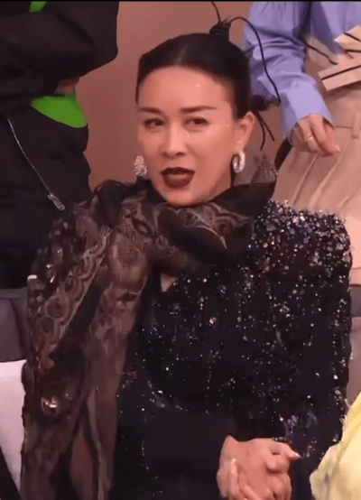《那英历险记》

英子（咬牙切齿）：祝我成功吧、这很难拼！

网友（摇旗呐喊）：